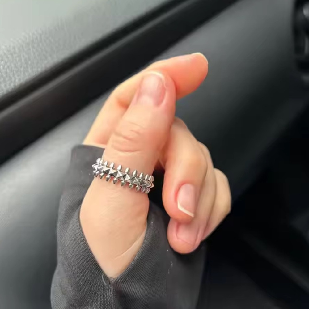 Elegant Gold and Silver Spike Rings

Ask for color